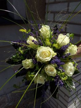 Květinová vazba-bílé růže,levandule,proso,bergras,arálie