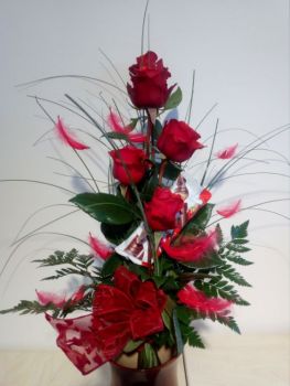 Květinová vazba-dárková kytice z lásky s překvapením-rudé růže,bergras,rumora,červená peříčka
