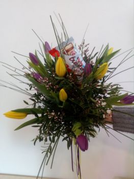 Květinová vazba-jarní kytice s dárkem-tulipány a zelení
