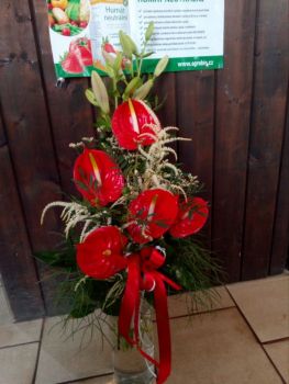 Květinová vazba-lilie a červené anturie