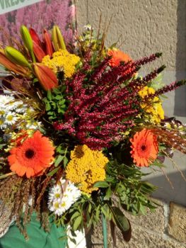 Květinová vazba-podzimní kytice z vřesu,oranžové gerbery a lilie,achillea,pistácie a okrasných trav