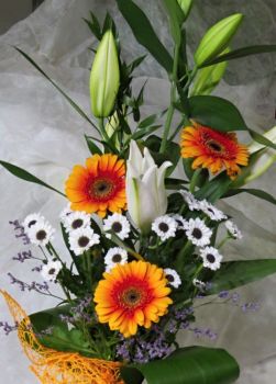 Květinová vazba-bílá lilie,oranžová gerbera,bílá santýna,limonium,aspidistra,ruscus