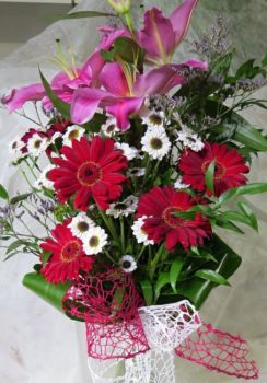 Květinová vazba-dárková kytice z lilie,červených gerber a santýnek