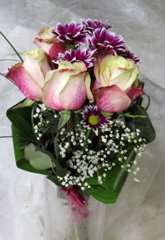 Květinová vazba-růže,chrysanthema,gypsophilla,aspidistra