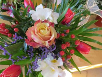 Květinová vazba-jarní mix z růže,frézie,tulipánů,třezalky a limonia