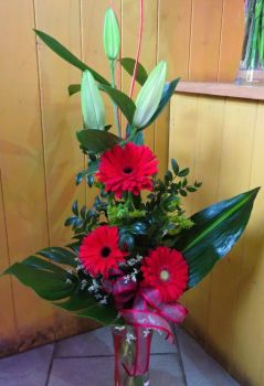 Květinová vazba-bílá lilie,červená gerbera,limonium,pistácie a listy