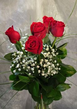 Květinová vazba-červené růže doplněné gypsophillou,bergrasem a salalem