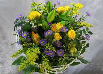 Květinová vazba-oranžová lilie,žlutá trsová růže,modrá aster,solidago,pistácie a přírodní dekorace