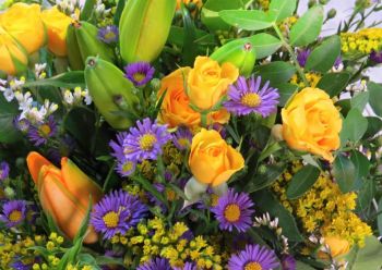 Květinová vazba-oranžová lilie,žlutá trsová růže,modrá aster,solidago,pistácie