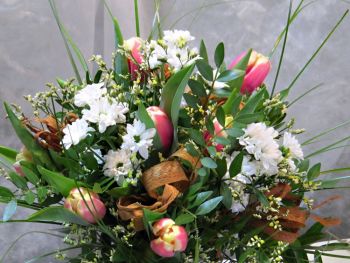 Květinová vazba-jarní kytice z tulipánů,bílých santýnek,limonium,pistácie,bergras a přírodní doplňky