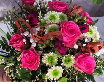Květinová vazba-růžové růže,santýna,frézie,limonium,rumora apřírodní dekorace