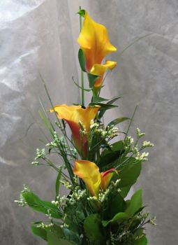 Květinová vazba-oranžová calla,limonium,bergras,salal