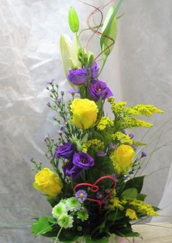 Květinová vazba-dárková-bílá lilie,modrá eustoma,žlutá růže,modrá astra,solidago