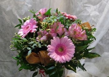 Květinová vazba-dárková kytice z růžových gerber,alstromerie,limonia,pistácie a přírodní dekorace