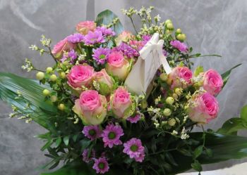 Květinová vazba-dárková kytice s překvapením-růžové růže a santýna,třezalka,limonium,aspidistra