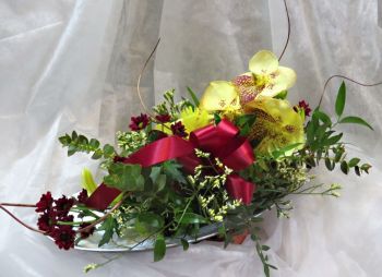 Květinová vazba-vypichovaná miska-žlutá vanda,červená santýna,limonium,eucalypt,ruscus