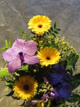 Květinová vazba-kytice ze žlutých gerber a vandy