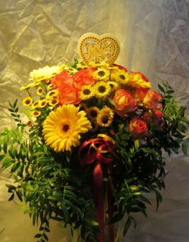 Květinová vazba-dárková kytice z oranžových růží,žlutých gerber a santýnek doplněna pistácií 