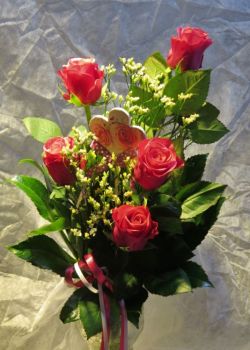 Květinová vazba-růžové růže,limonium,arálie a dřevěná kytička