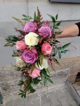 Kytice svatební-růže růžová,lila,bílá,gypsophilla růžová,bergras,ruscus,vřes a limonium