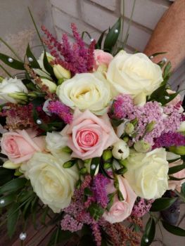 Kytice svatební-růže bílá a růžová,bílá frézie,achillea růžová,astilbe,ruscus,bergras a perličky