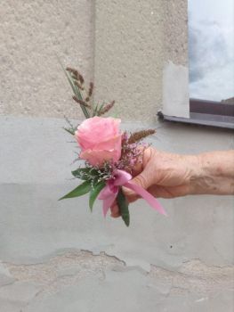 Kytice svatební-corsage z růžové růže a doplňky