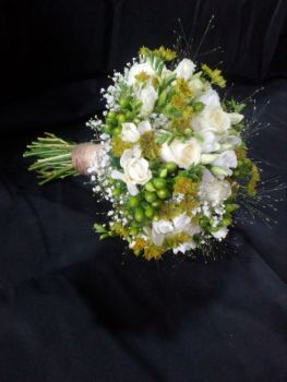 Kytice svatební-bílá frézie, bílá růže,bílá eustoma,zelená třezalka,gypsophilla,proso,prorostlík,pří