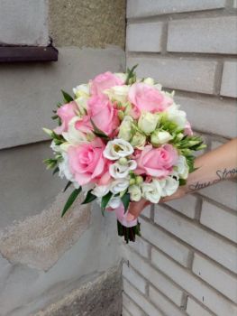 Kytice svatební-růžová růže,bílá růžička,bílá frézie a eustoma