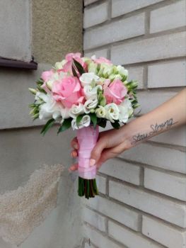Kytice svatební-růžová růže,bílá růžička,bílá frézie a eustoma