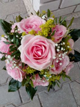 Kytice svatební-velkokvětá růže růžová,gypsophilla,kontryhel,pistácie a arálie