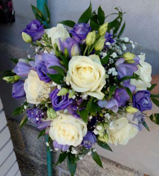 Kytice svatební- bílá růže,fialová eustoma a frézie,gypsophilla,ruscus