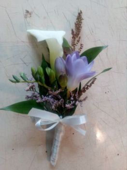 Kytice svatební-corsage z bílá calla, fialová frézie,limonium