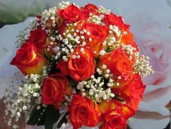 Kytice svatební - růže duet, závojíček, perličky