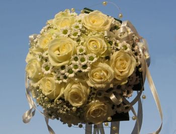 Kytice svatební-smetanové růže,santýna Math Lindy,aspidistra,perličky,krémová stužka