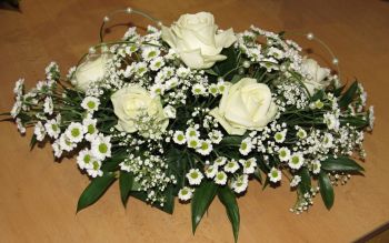 Kytice svatební- vypichovaná miska-bílá růže,santýny Math Lindy,gypsophilla,ruscus a perličky