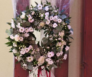 Kytice svatební-věnec 30 cm-bílá růže,bílá chrysanthema,gypsophilla,ruscus a eucalypthus,bouvardia